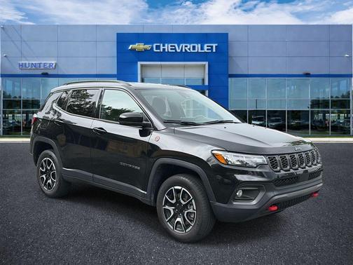 Diamond Black Crystal Pearlcoat 2024 Jeep Compass Trailhawk