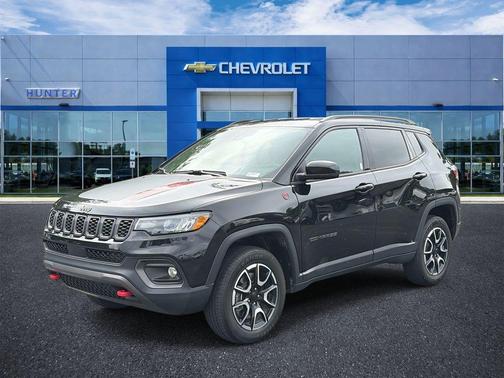 Diamond Black Crystal Pearlcoat 2024 Jeep Compass Trailhawk