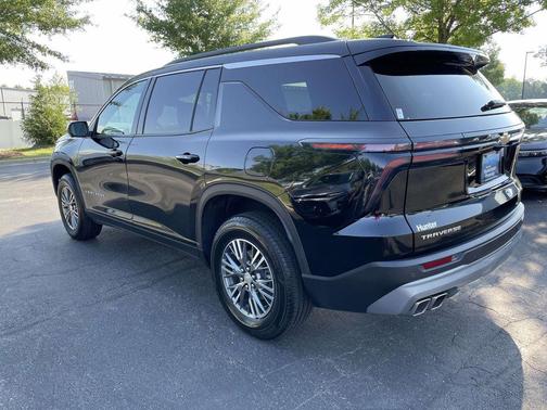 Mosaic Black Metallic 2024 Chevrolet Traverse LT
