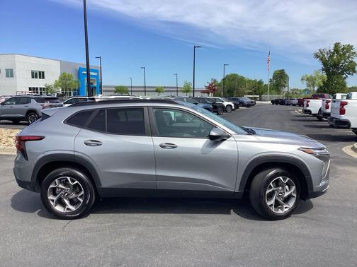 Sterling Gray Metallic 2025 Chevrolet Trax LT