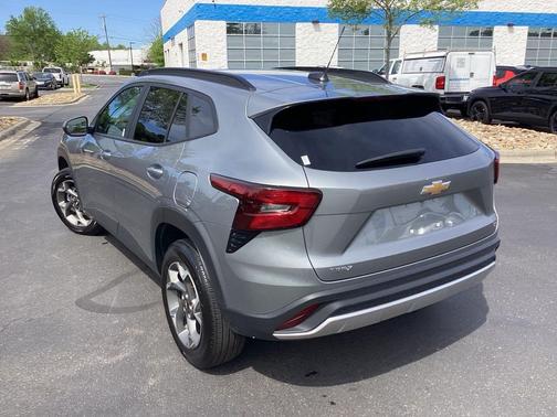 Sterling Gray Metallic 2025 Chevrolet Trax LT