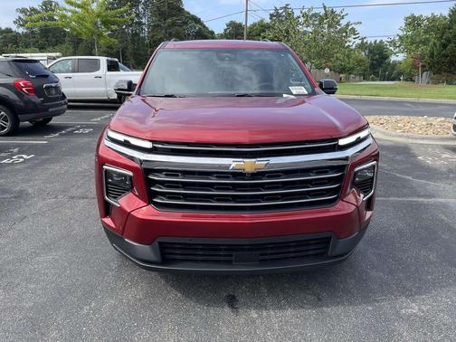 Radiant Red Tintcoat 2026 Chevrolet Traverse LT