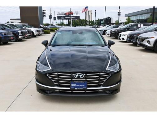 Black 2022 Hyundai SONATA SE