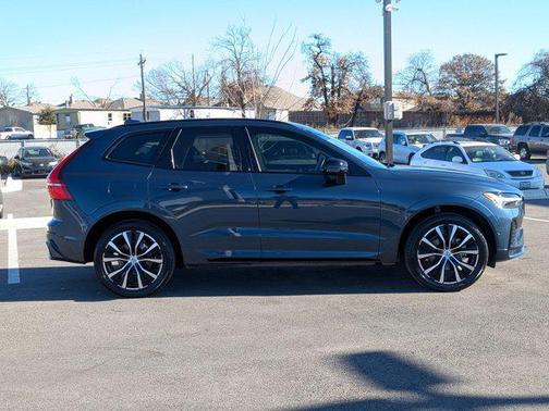 2023 Volvo XC60 B5 Ultimate Dark Theme