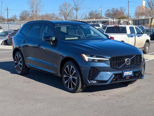 2023 Volvo XC60 B5 Ultimate Dark Theme