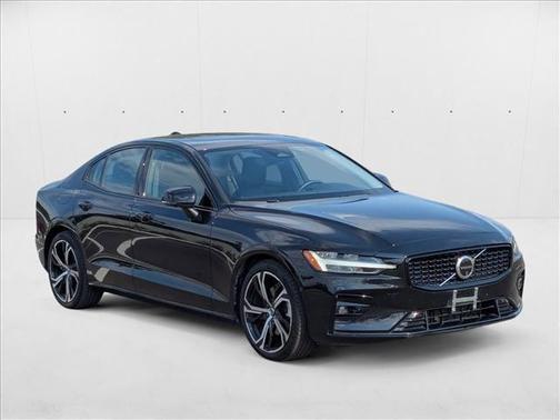 2024 Volvo S60 B5 Plus Dark Theme