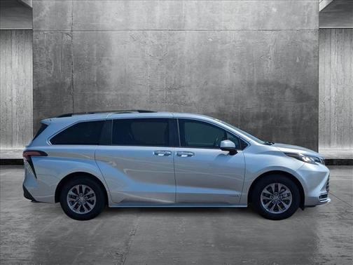 2021 Toyota Sienna XLE 8 Passenger