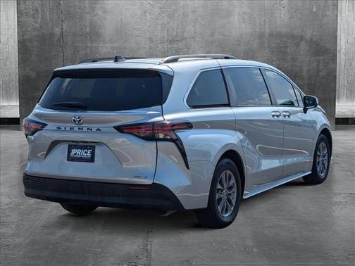 2021 Toyota Sienna XLE 8 Passenger