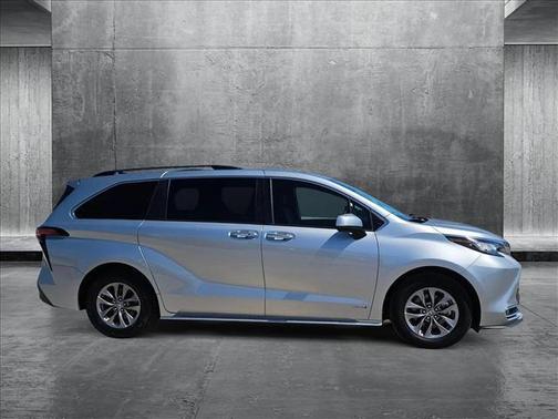 2021 Toyota Sienna XLE 8 Passenger