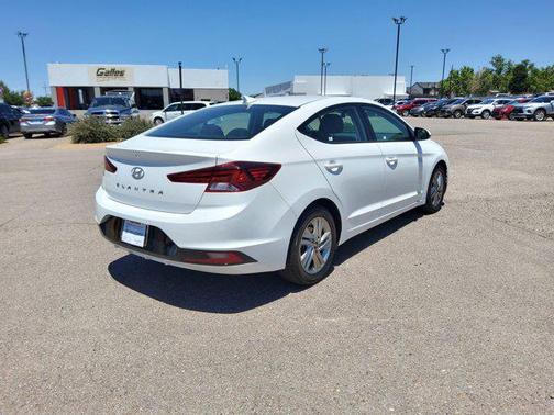Photo 3 of 33 of 2020 Hyundai Elantra SEL