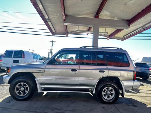 2000 Mitsubishi Montero 