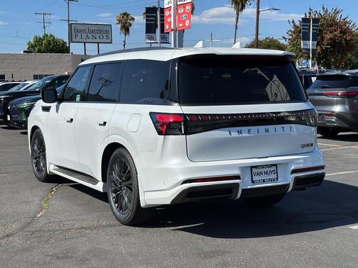 Radiant White 2027 INFINITI QX80 AUT