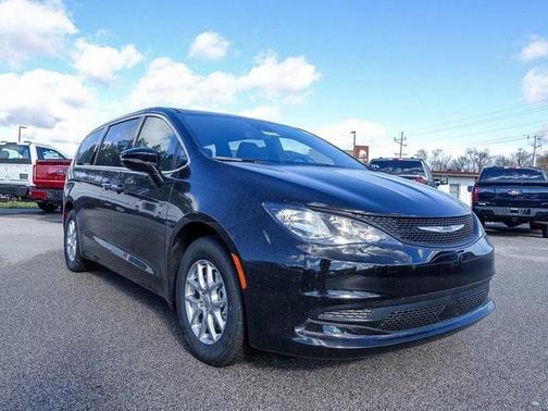 2025 Chrysler Voyager LX