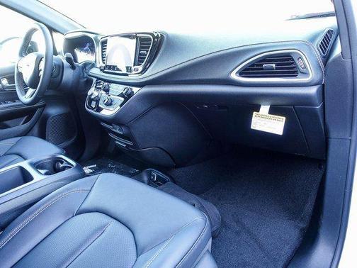 Bright White Clearcoat 2026 Chrysler Pacifica L