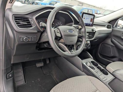 ICONIC SILVER 2022 Ford Escape SE