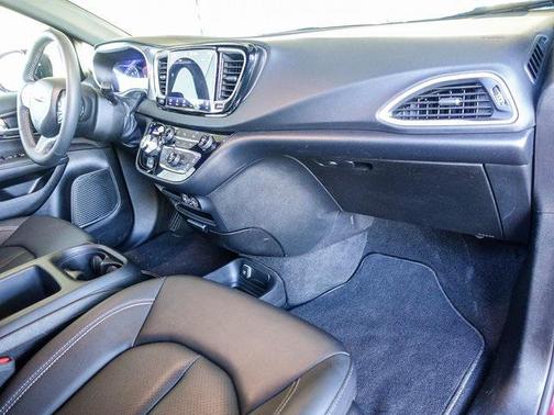 2025 Chrysler Pacifica L