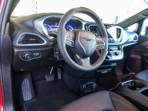 2025 Chrysler Pacifica L