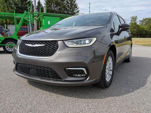 Granite Crystal Metallic 2023 Chrysler Pacifica Touring L