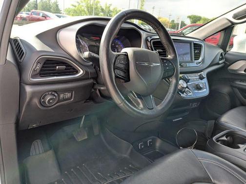 Bright White Clearcoat 2019 Chrysler Pacifica Touring L