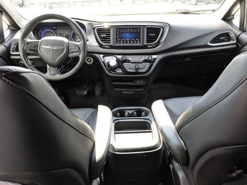 Bright White Clearcoat 2019 Chrysler Pacifica Touring L