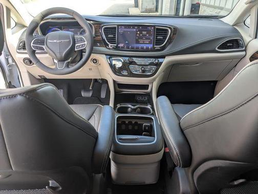 Bright White Clearcoat 2023 Chrysler Pacifica Limited
