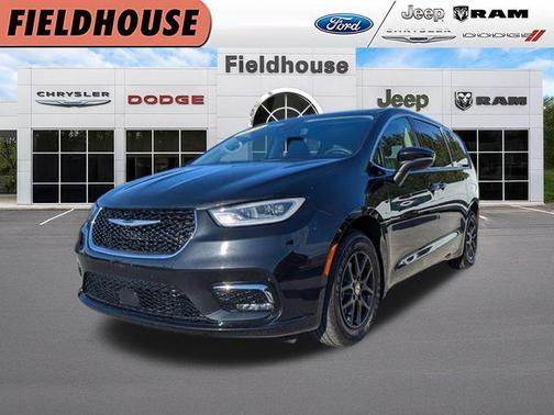 Brilliant Black Crystal Pearlcoat 2023 Chrysler Pacifica Touring L