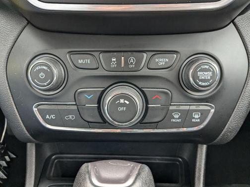 Bright White Clearcoat 2019 Jeep Cherokee Latitude