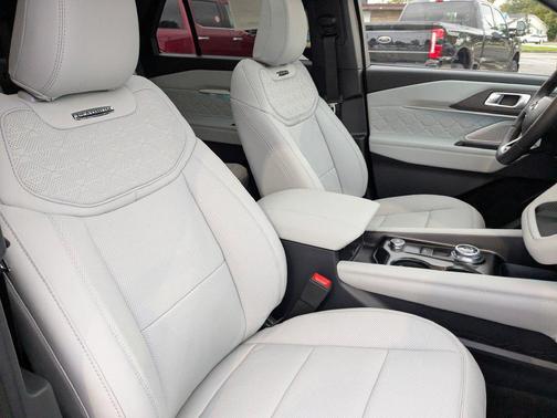 Agate Black Metallic 2027 Ford Explorer Platinum