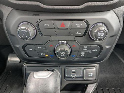 Graphite Gray 2022 Jeep Renegade Latitude