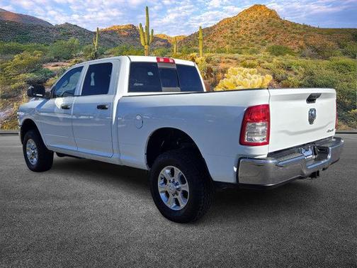 2022 RAM 2500 Tradesman Crew Cab 4x4 6'4' Box
