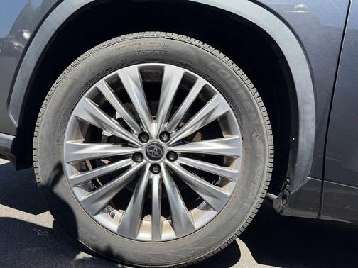Magnetic Gray Metallic 2023 Toyota Highlander Platinum