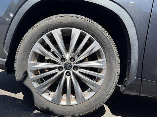 Magnetic Gray Metallic 2023 Toyota Highlander Platinum