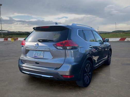Gun Metallic 2017 Nissan Rogue SL