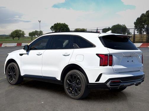 Glacial White Pearl 2023 Kia Sorento SX