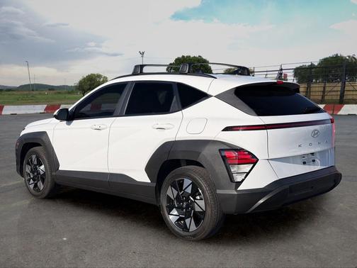 Atlas White 2025 Hyundai KONA SEL