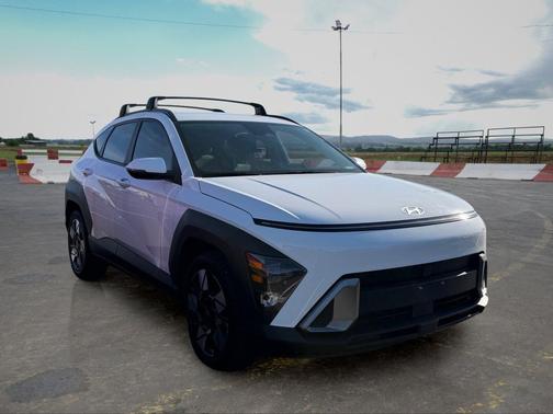 Atlas White 2025 Hyundai KONA SEL