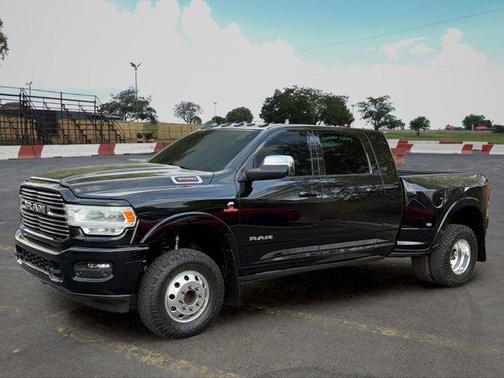 Diamond Black Crystal Pearlcoat 2022 RAM 3500 Laramie Mega Cab 4x4 6'4' Box