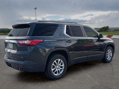 Graphite Metallic 2020 Chevrolet Traverse LT Cloth