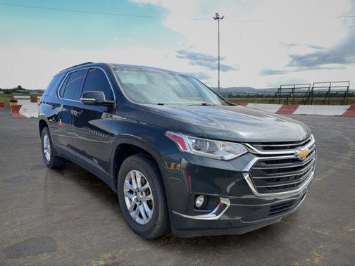 Graphite Metallic 2020 Chevrolet Traverse LT Cloth