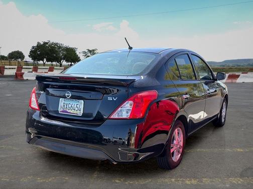 Super Black 2015 Nissan Versa 1.6 SV