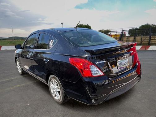 Super Black 2015 Nissan Versa 1.6 SV