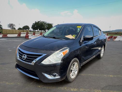 Super Black 2015 Nissan Versa 1.6 SV