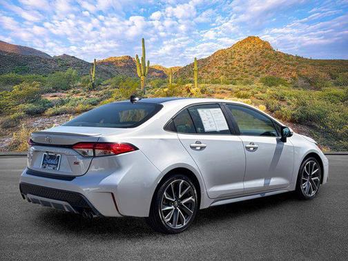 Classic Silver Metallic w/Black Sand Pearl Roof 2021 Toyota Corolla SE