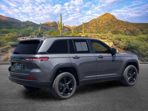 Baltic Gray Metallic Clearcoat 2022 Jeep Grand Cherokee Altitude