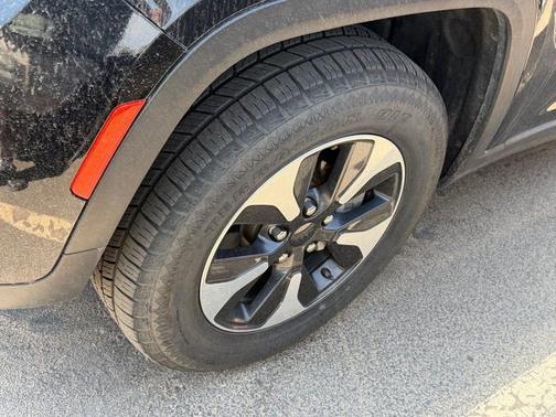 Diamond Black Crystal Pearlcoat 2024 Jeep Grand Cherokee 4xe Base
