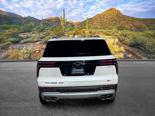 Iridescent Pearl Tricoat 2024 Chevrolet Traverse AWD Z71