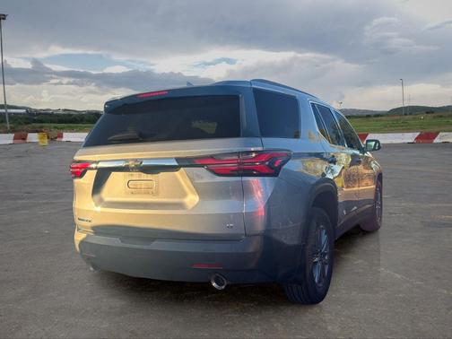 Sterling Gray Metallic 2023 Chevrolet Traverse LT Cloth