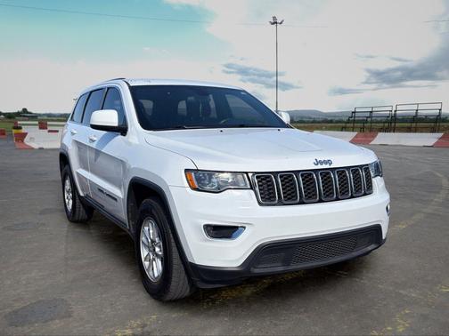 Bright White Clearcoat 2019 Jeep Grand Cherokee Laredo