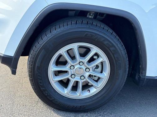 Bright White Clearcoat 2019 Jeep Grand Cherokee Laredo