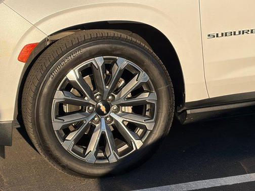 Iridescent Pearl Tricoat 2023 Chevrolet Suburban 4WD High Country